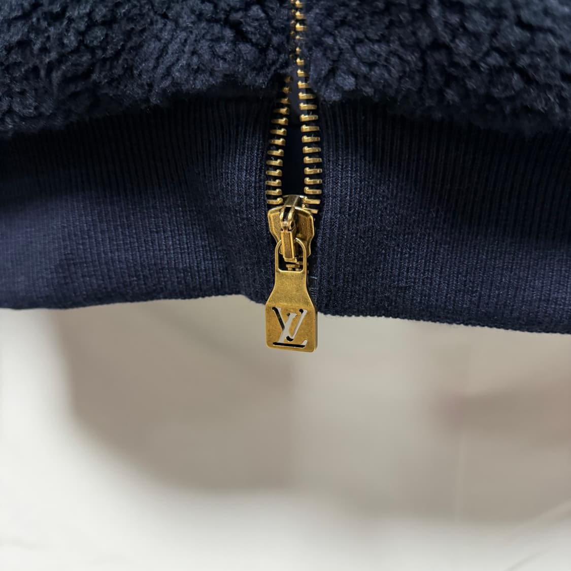 [새상품/풀구성] 25FW 루이비통 레더패치 플리스 블루종 자켓 상품이미지7