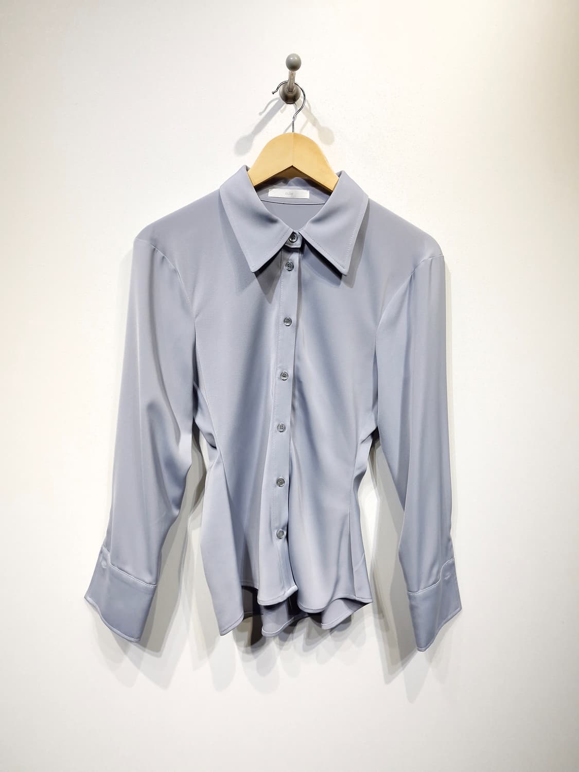 [OUIE]우이 오버숄더 슬림 셔츠 아이스블루 상품이미지4