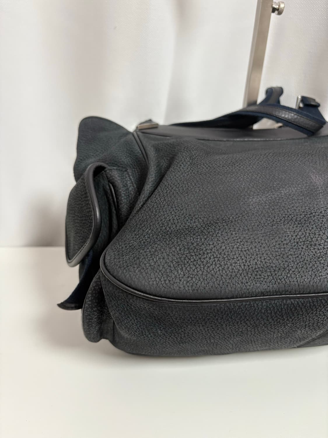 디올 스트릿시크 누벅레더 숄더백 상품이미지4