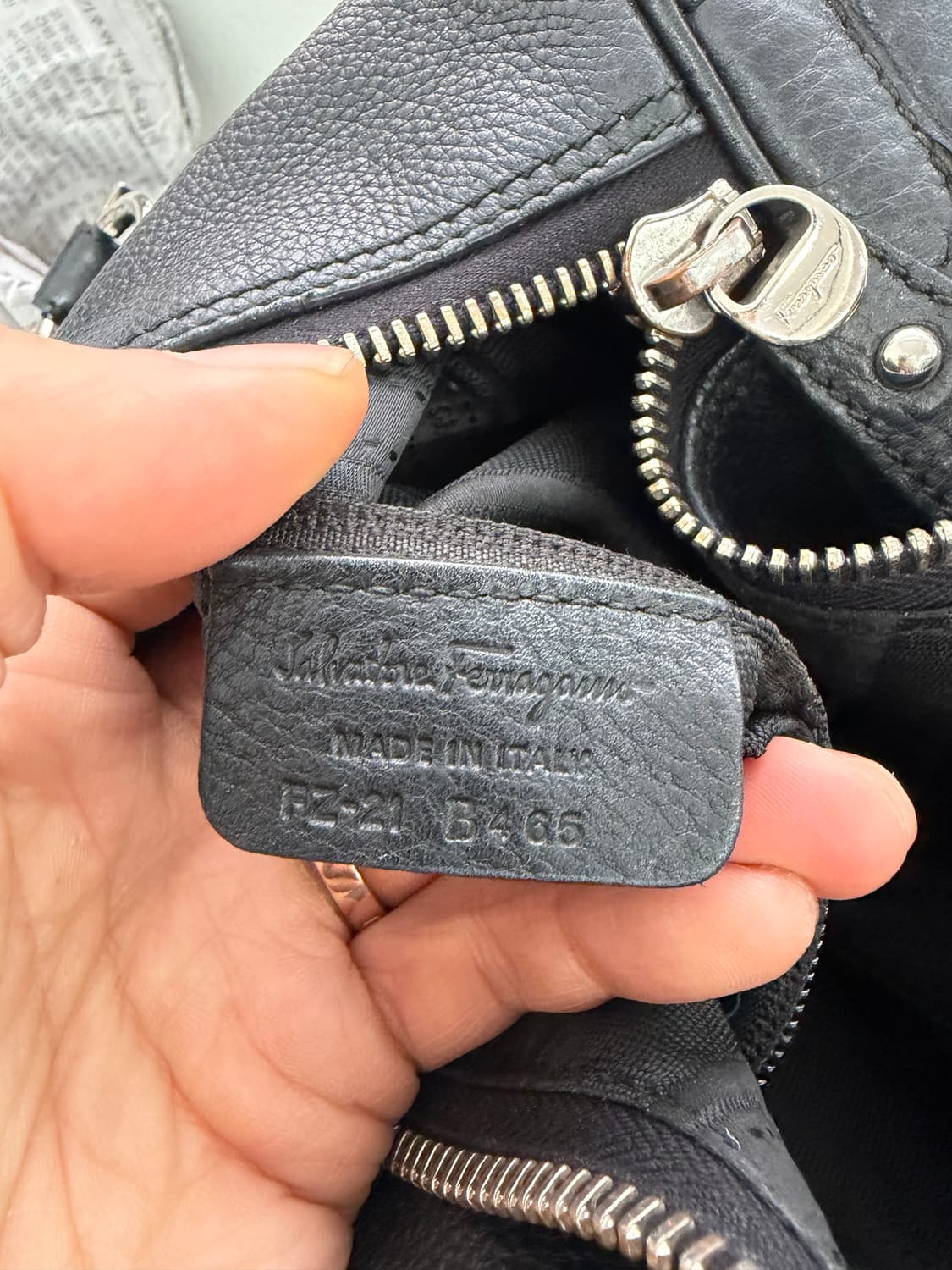 정품) 페라가모 간치니 블랙 레더 토트백  상품이미지8