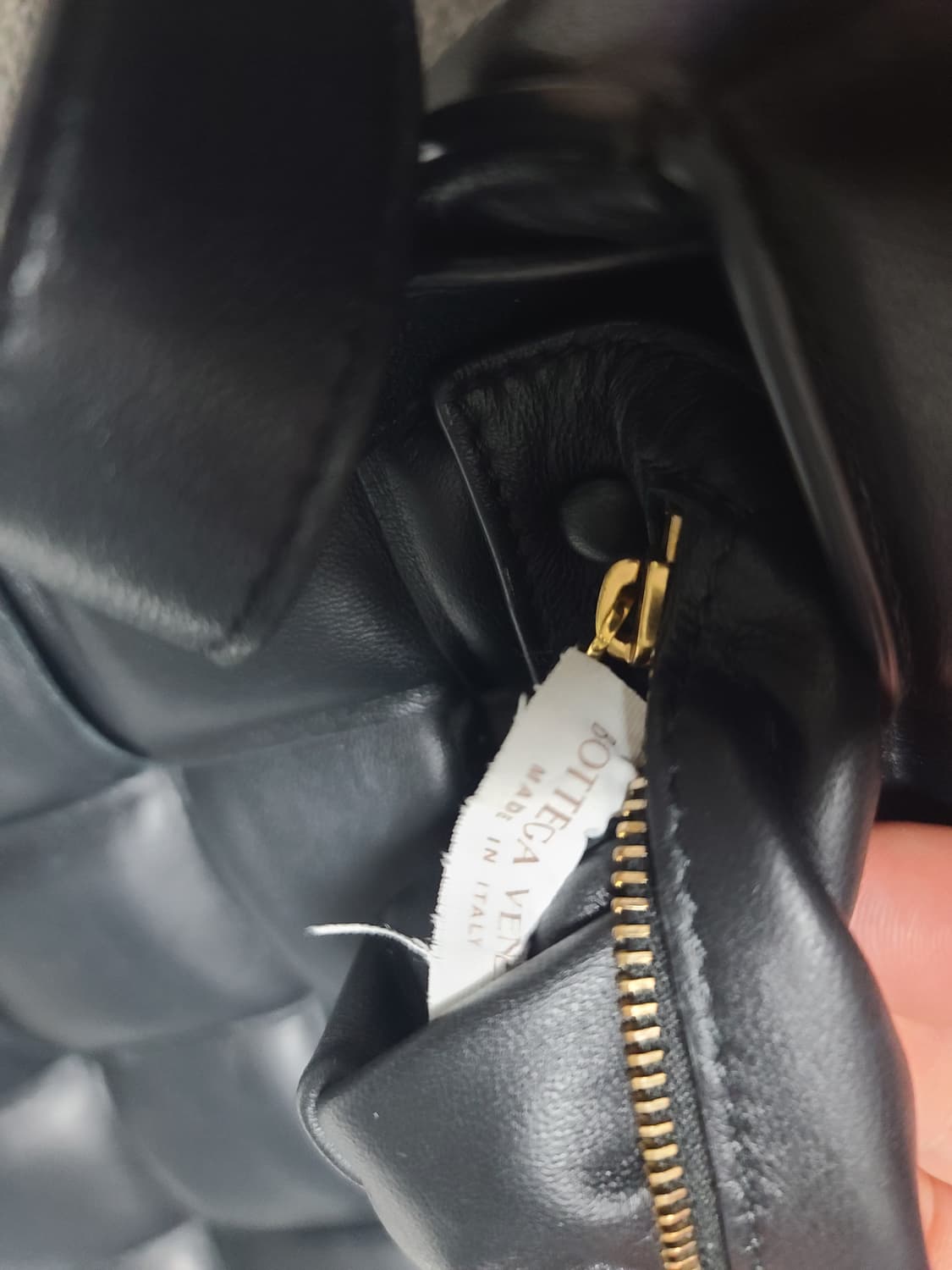 보테가베네타 카프스킨 레더 패딩백 카세트백 블랙 금장 크로스백 상품이미지8