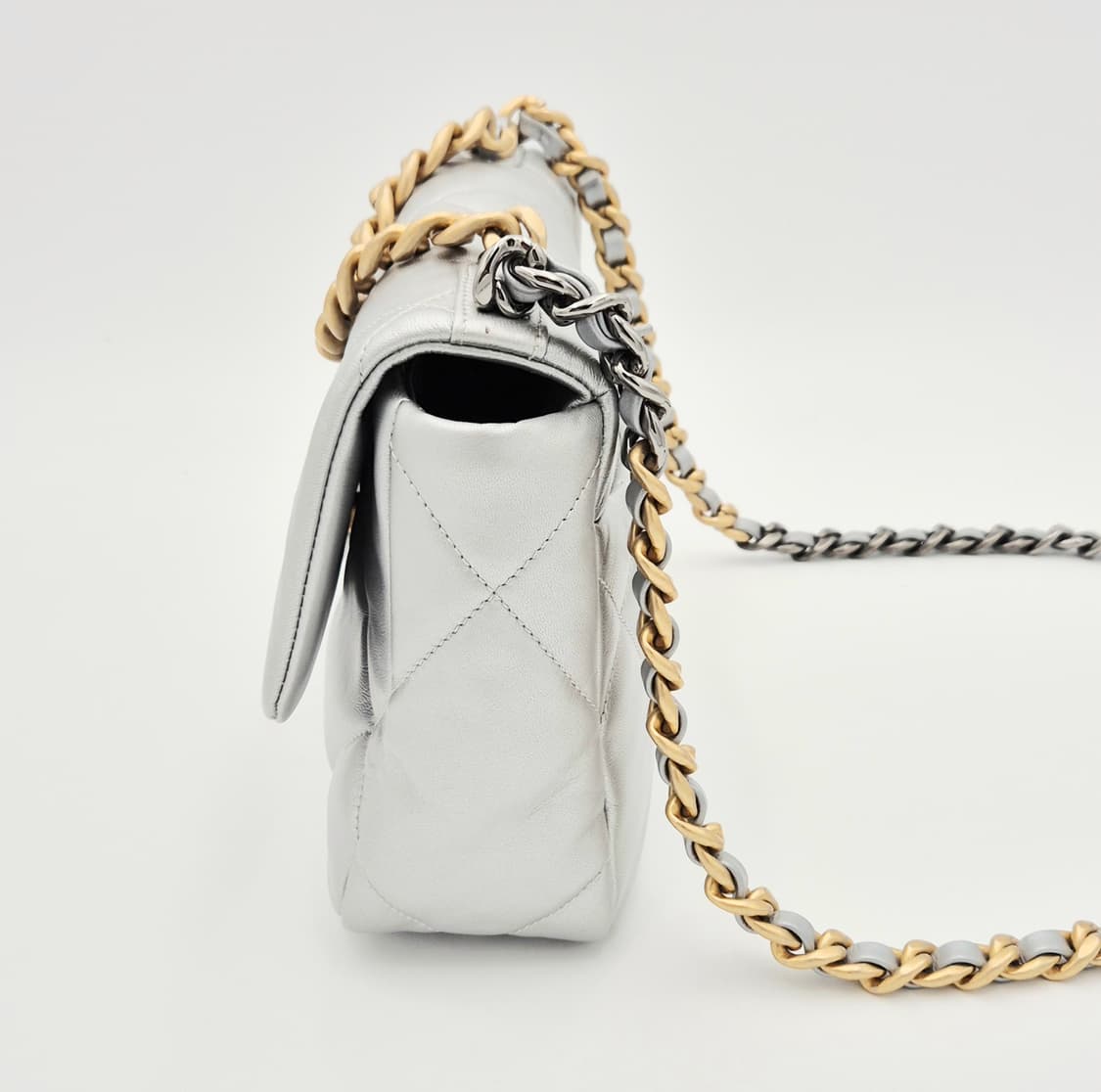 샤넬 19 미듐 실버 플랩 금장 체인 숄더백 상품이미지5