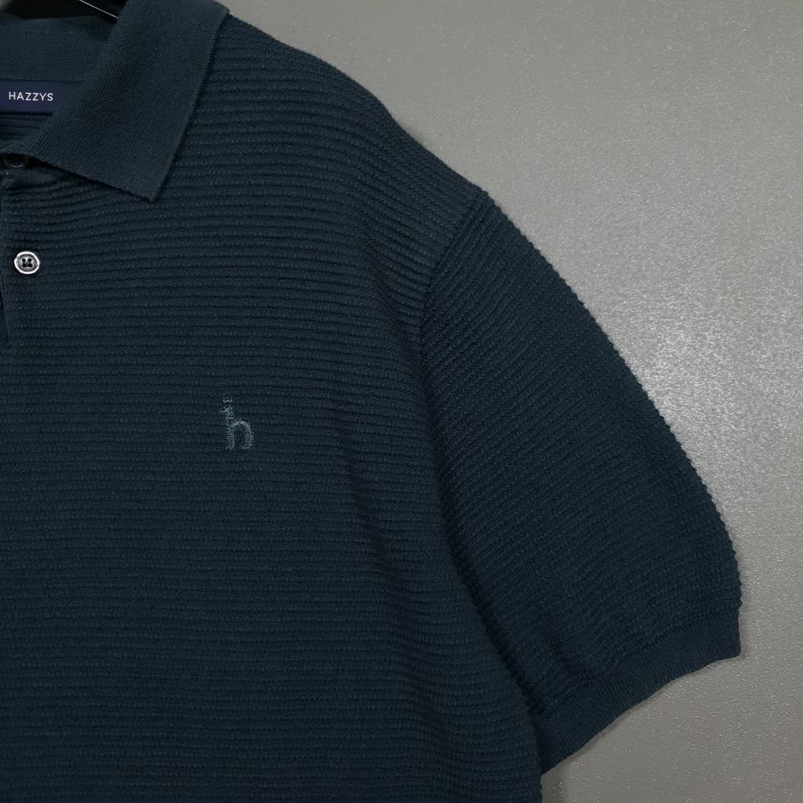 헤지스 신형 21ss 다크그린 카키 짜임 코튼 블렌드 반팔 카라 니트 L 상품이미지3