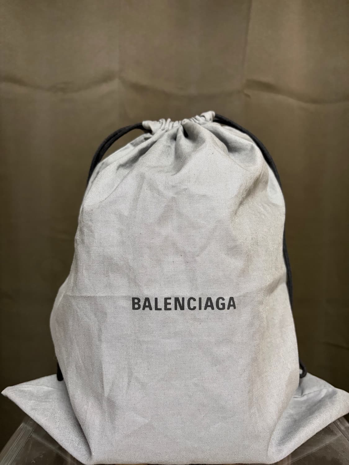 발렌시아가 드로스트링 버킷백 블랙 상품이미지2