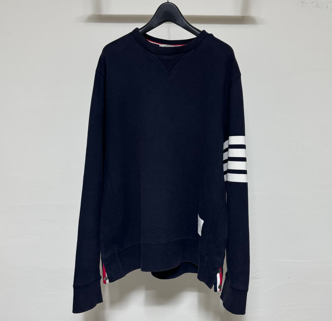 톰브라운 사선 완장 맨투맨 네이비 5 상품이미지1