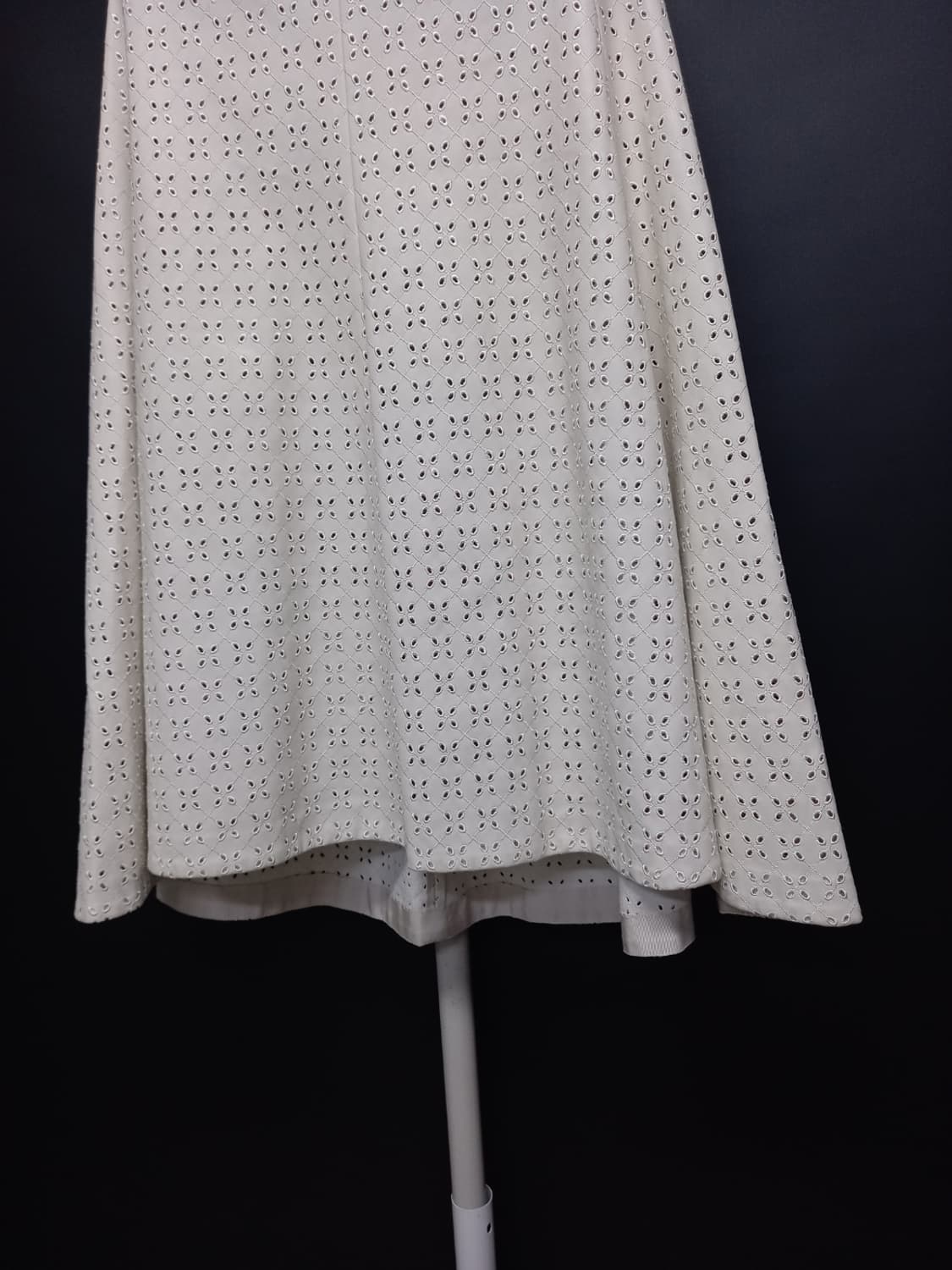 타임 춘추동 페이크 레더 펀칭 맥시 플레어 롱 스커트 33.44 상품이미지4