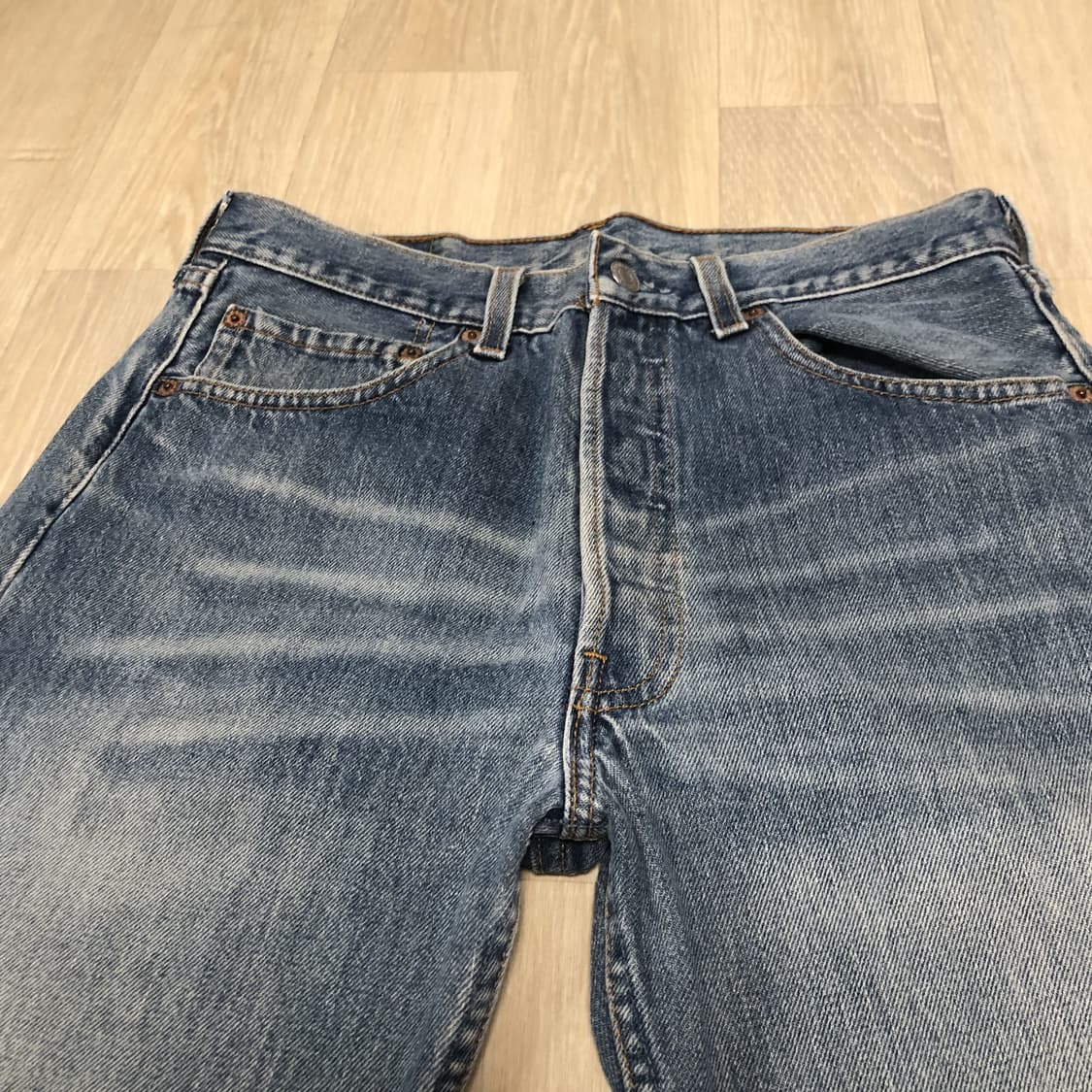 (28) 90's 리바이스 501 미국제 스트레이트핏 워시드 연청 데님 상품이미지2