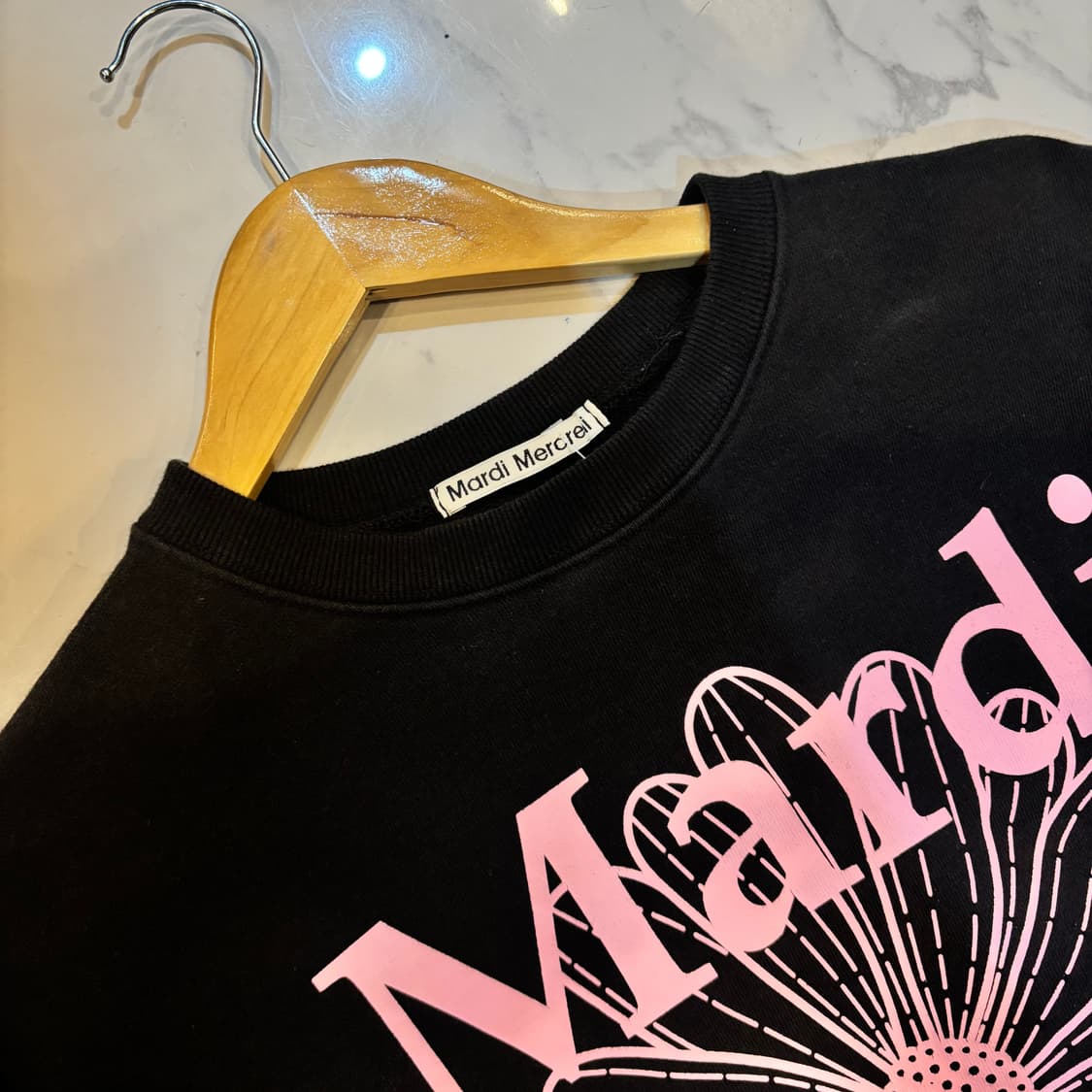 마르디 메크르디 로고 맨투맨 블랙 상품이미지2