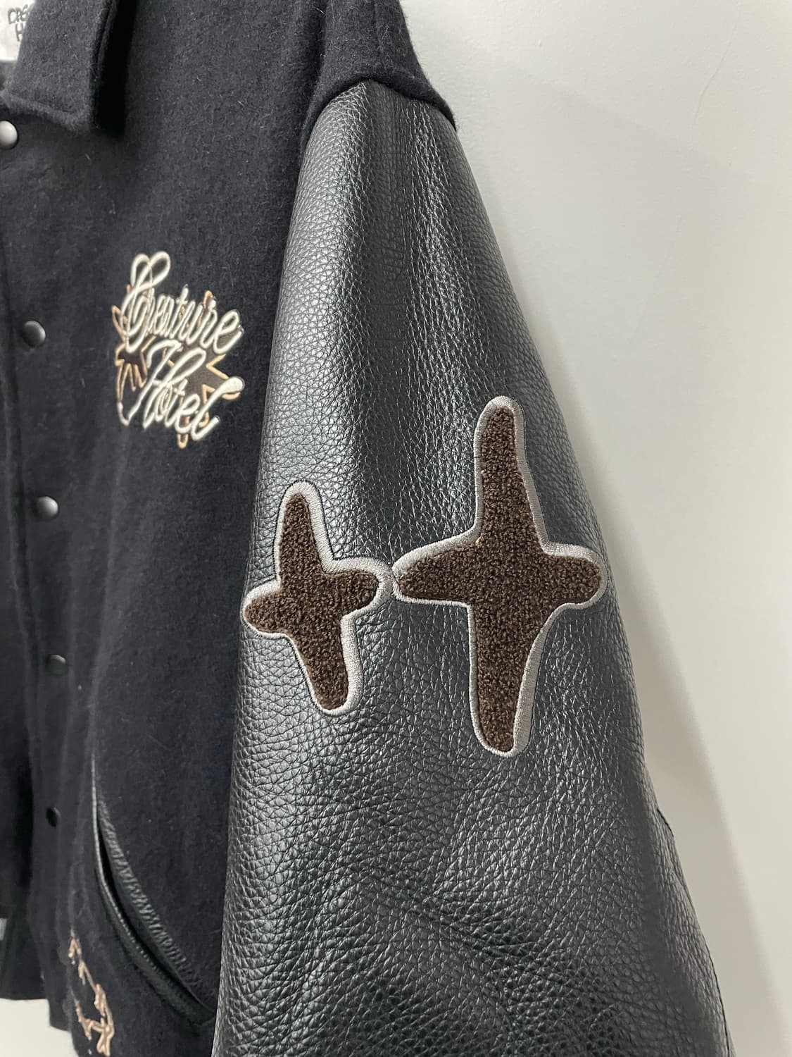 크리처 호텔 블랙 바시티 자켓 H1002 상품이미지6