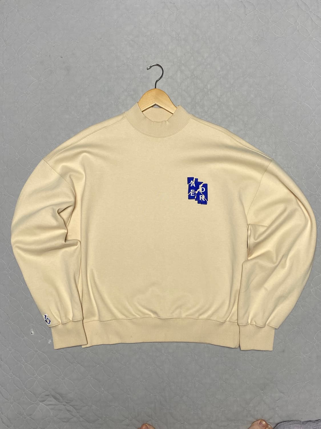 아더에러 6주년 모크넥 맨투맨 상품이미지1