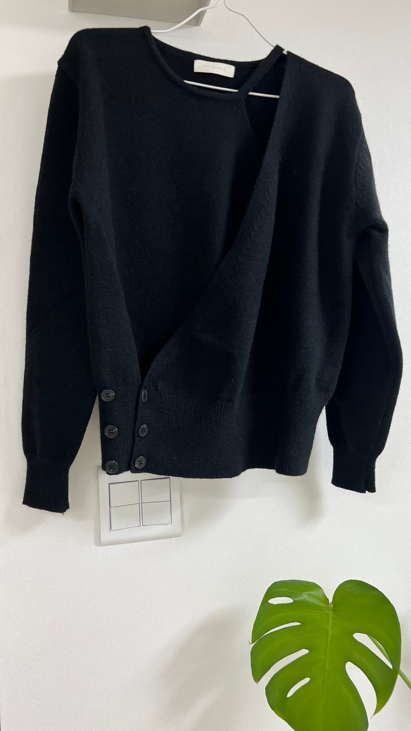 MONOLOGUE 블랙 언발란스 니트 상품이미지1