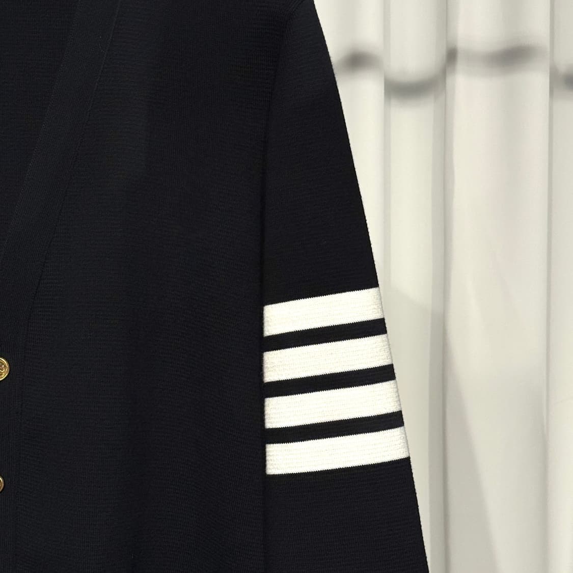 25FW 톰브라운 밀라노 스티치 사선완장 가디건 골드 3사이즈 상품이미지4