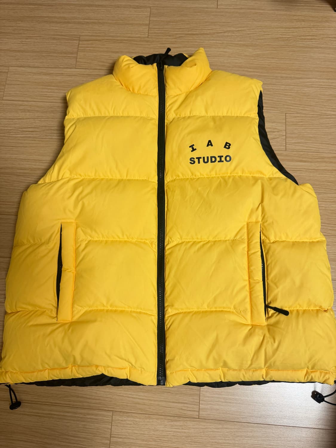 아이앱 스튜디오 x LMC 옐로우 & 블랙 리버시블 다운 베스트 상품이미지1