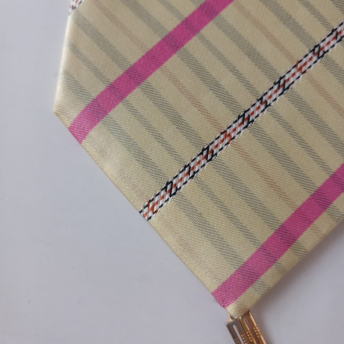 닥스 실크 옐로우 스트라이프 넥타이 9.6cm A등급 A1943
 상품이미지10