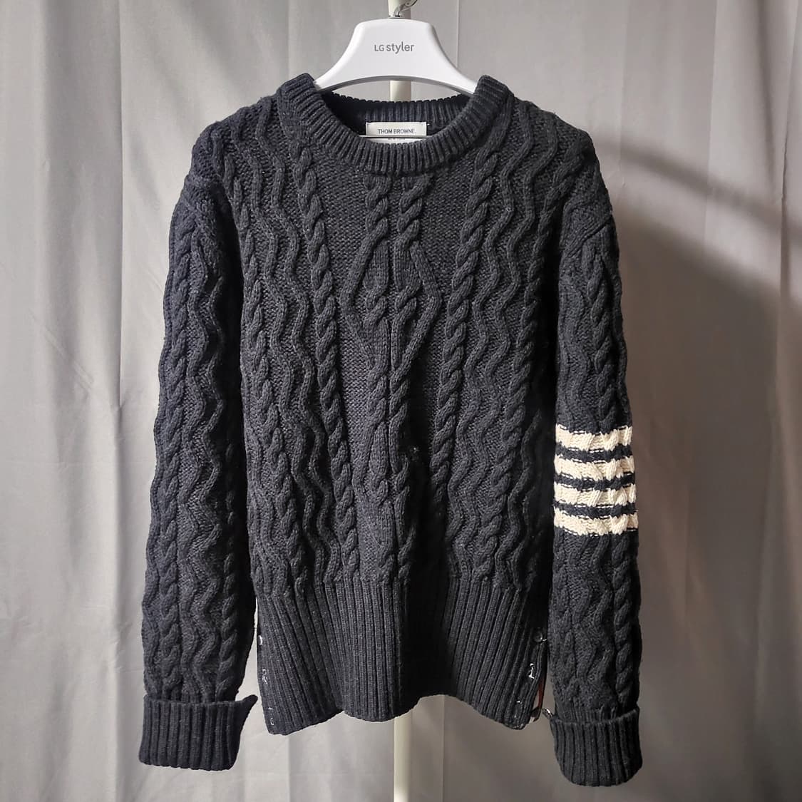 톰브라운 사선완장 아란케이블 니트 3사이즈 다크 그레이 상품이미지1