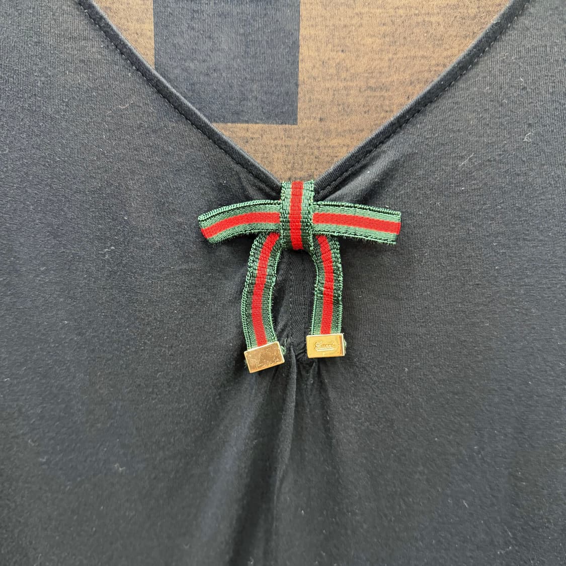 구찌 롱슬리브 티셔츠 리본 골드 로고 브이넥 디테일 슬림핏 블랙 상품이미지6