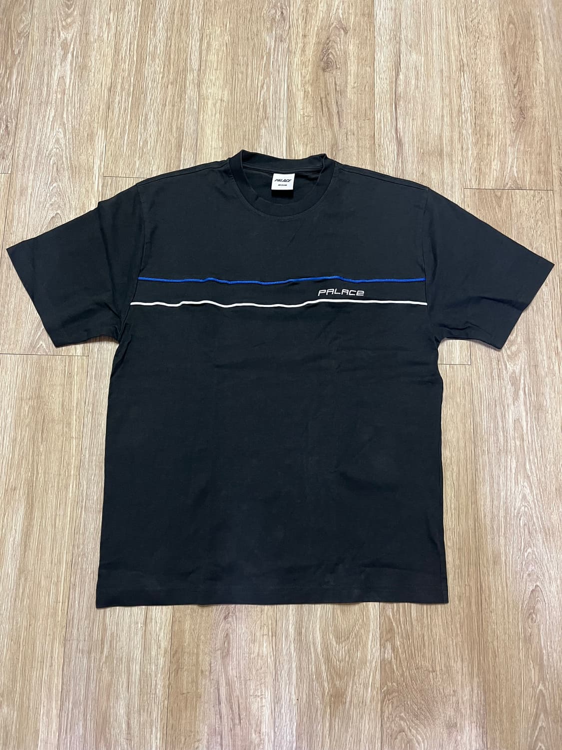 팔라스(palace) 검은색 반팔 티셔츠 사이즈M 판매합니다 상품이미지1