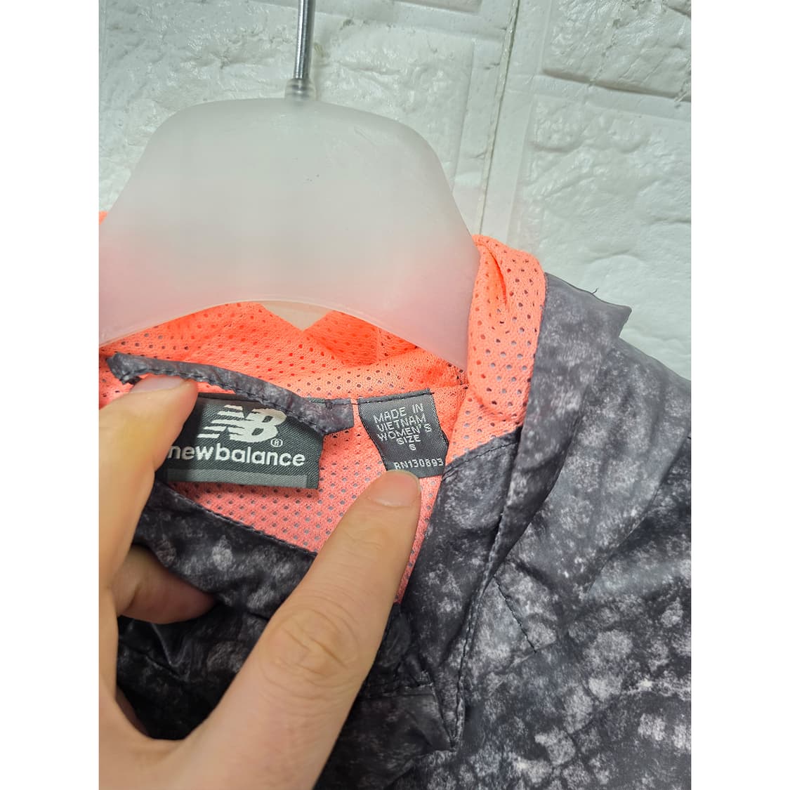 택포) 뉴발란스 여성 뱀피 패턴 바람막이 S 상품이미지2