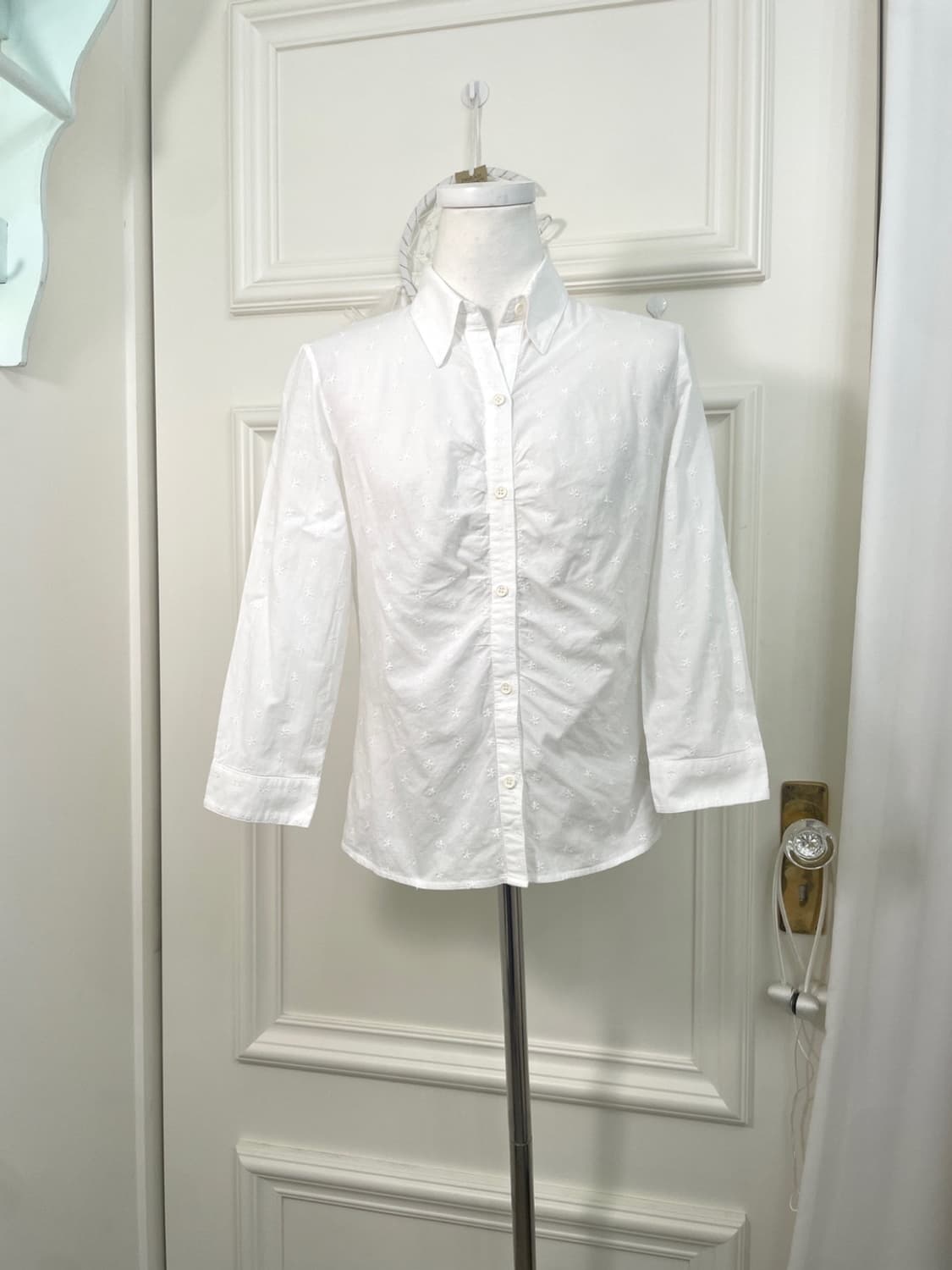 white flower embroidery cotton shirt 상품이미지1