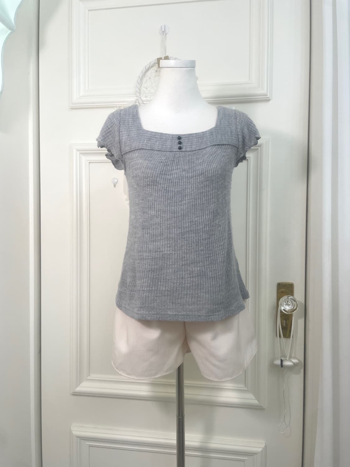 gray button point square-neck knit top 상품이미지1