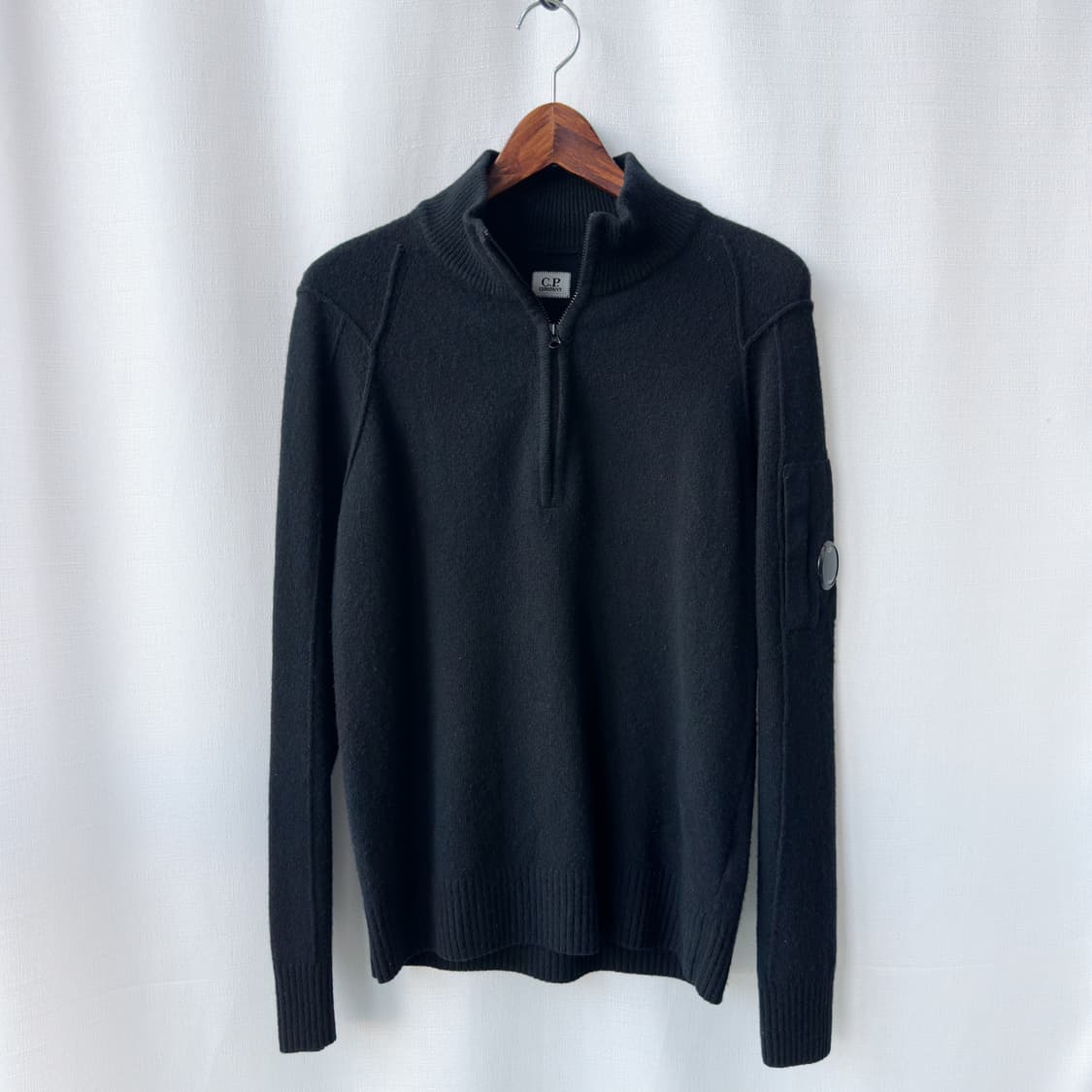 CP Company 렌즈 패치 울혼방 하프 집업 스웨터 블랙 50 상품이미지1