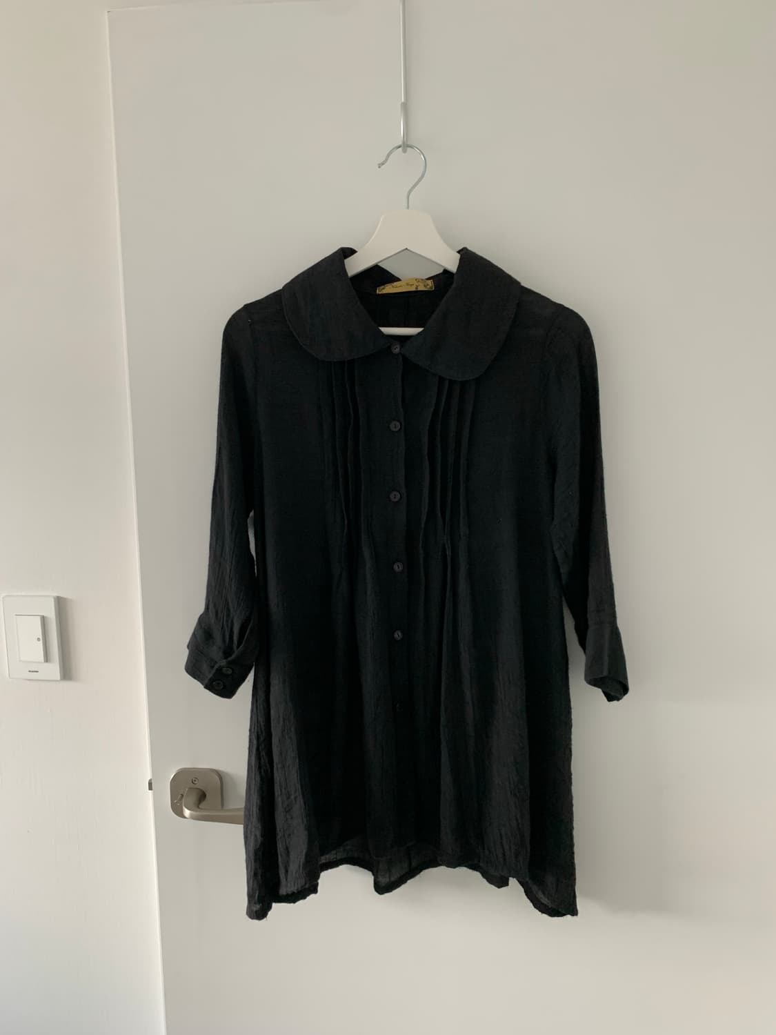블랙 카라 핀턱 슬리브 상품이미지1