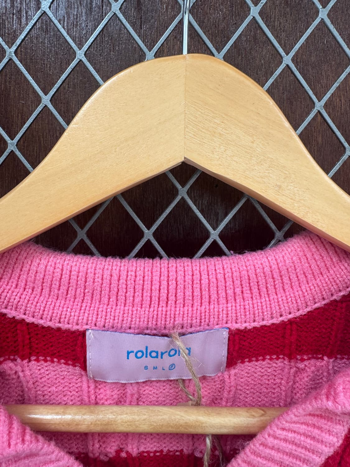 로라로라 브이넥 핑크 배색 케이블 스트라이프 오픈 카라 크롭 니트 상품이미지6