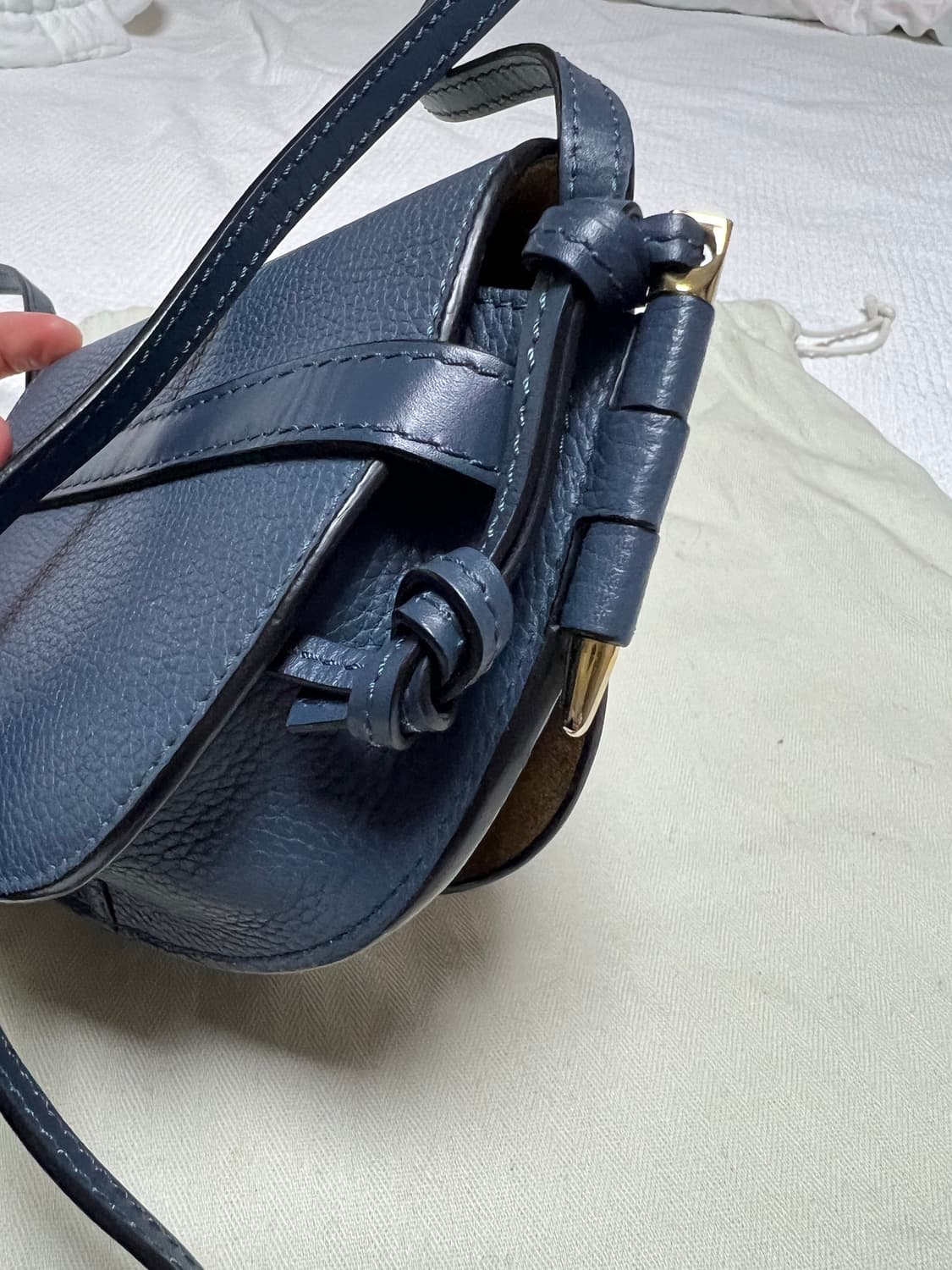 로에베 게이트백 미니 오닉스 블루 컬러 상품이미지6