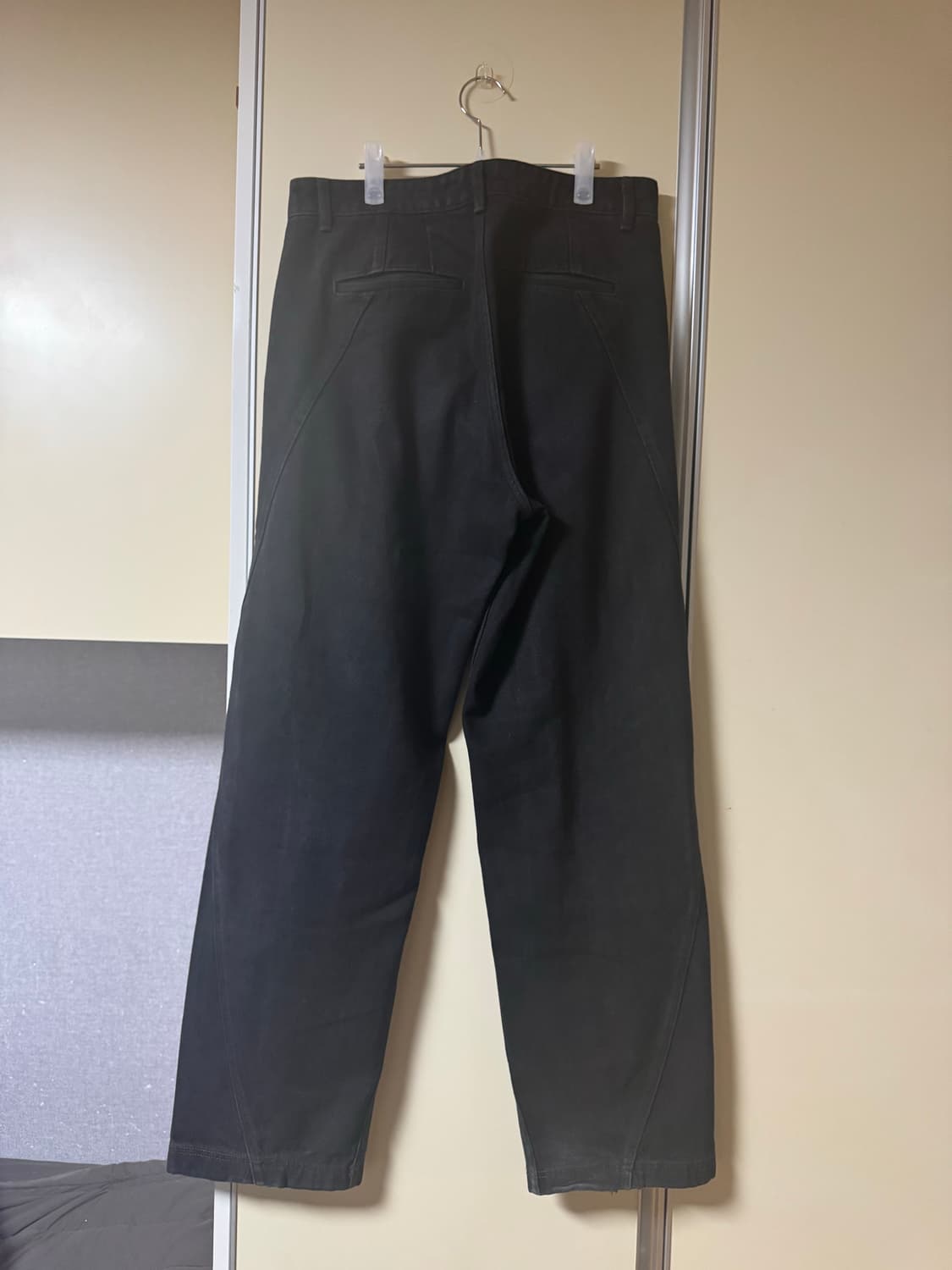 쿠어 딥 플리츠 커브드 데님팬츠 블랙 M 상품이미지4