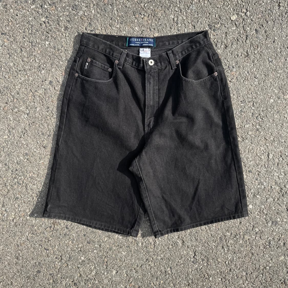 90s 게스 로고 가먼츠 흑청 데님 반바지 상품이미지1