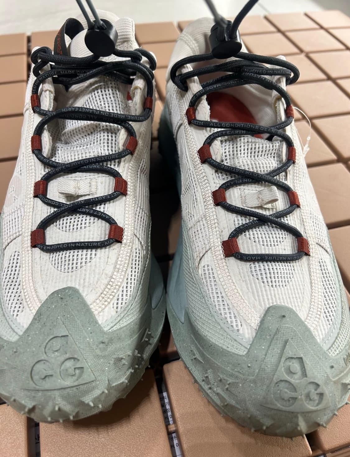 나이키 ACG 마운틴 플라이 2 로우 고어텍스 팬텀 다크 스모크 그레이 상품이미지1