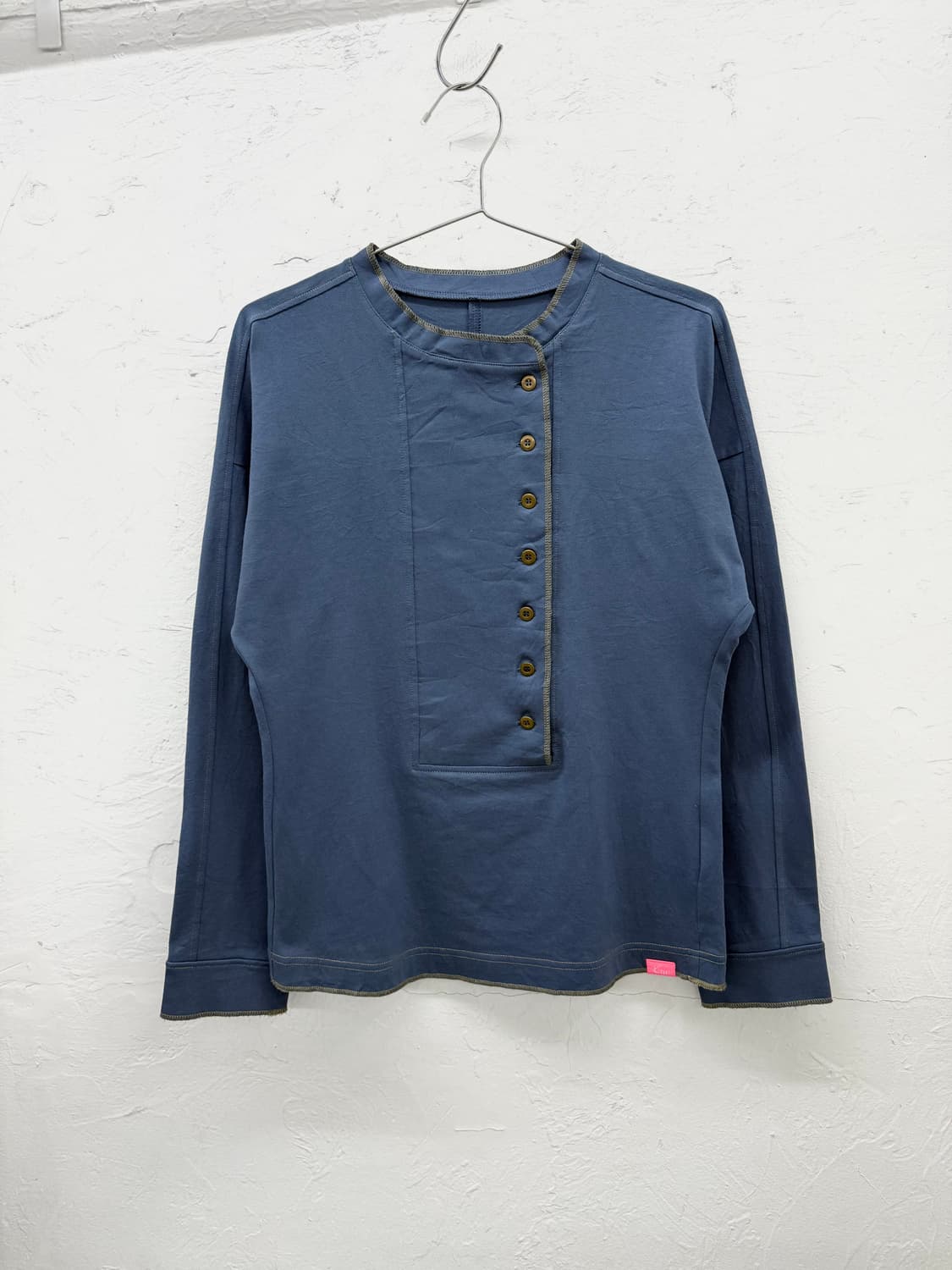 kikki 비대칭 헨리넥 롱슬리브 상품이미지1