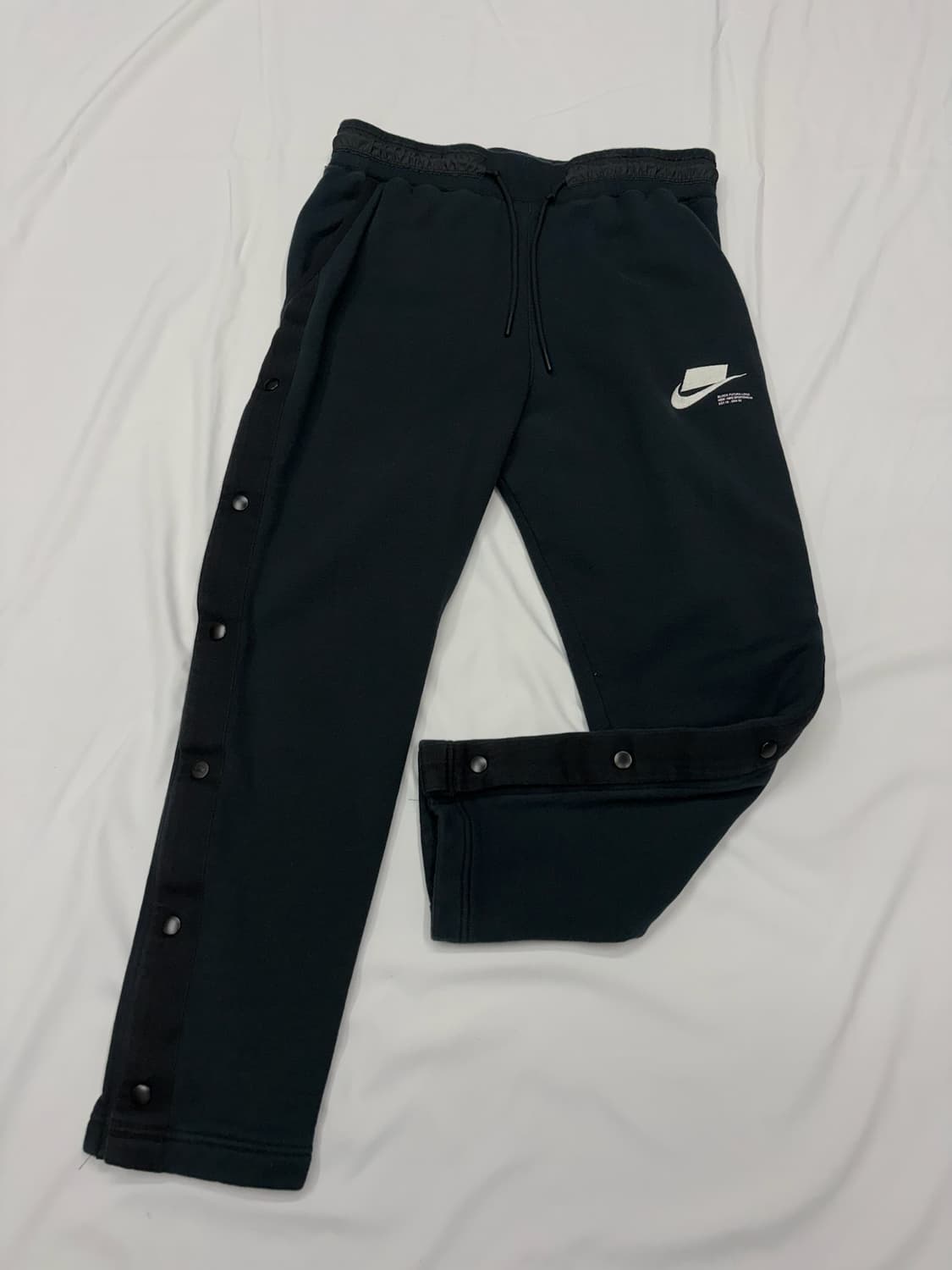 나이키 피그먼트 사이드버튼 블랭크로고 트레이닝 스웻팬츠 상품이미지1