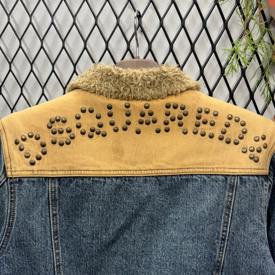 디스퀘어드2 빈티지 데님 쉐르파 자켓 후면 레터링 로고 디테일 상품이미지5