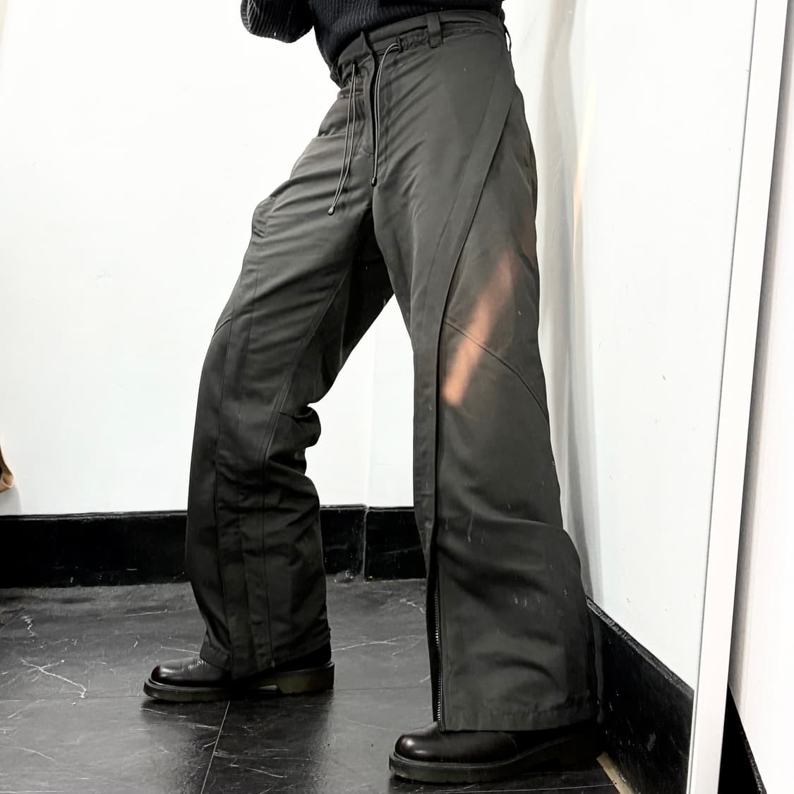 르마드 오블리크 지퍼 플랩 팬츠 상품이미지1