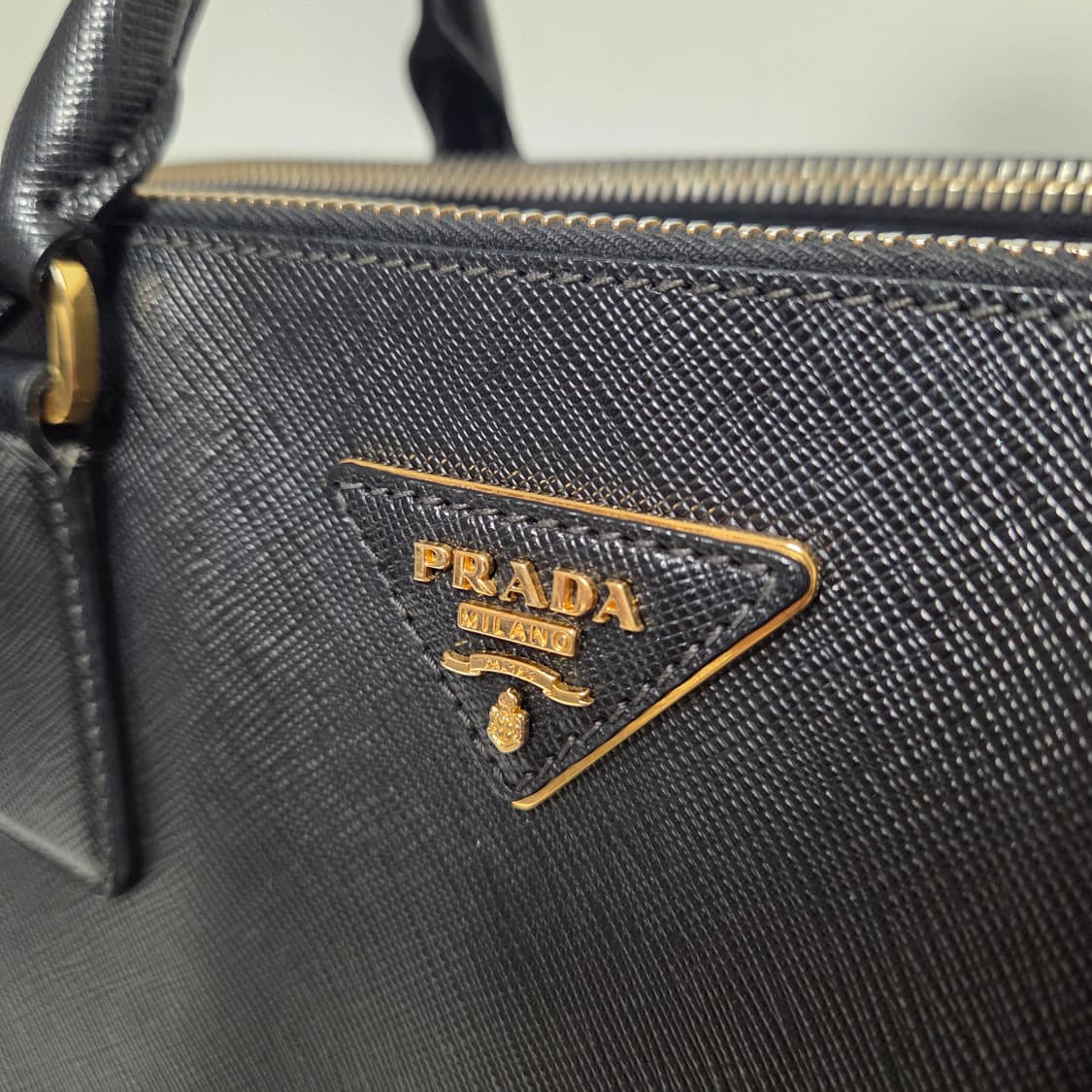 PRADA 프라다 정품 블랙 사피아노 금장 럭스 토트백 상품이미지5