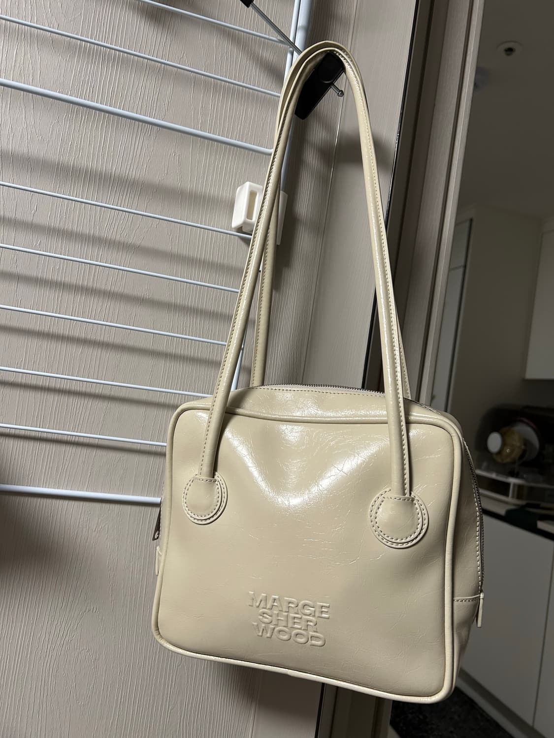 마지셔우드 파이핑 숄더백 아이보리 상품이미지2