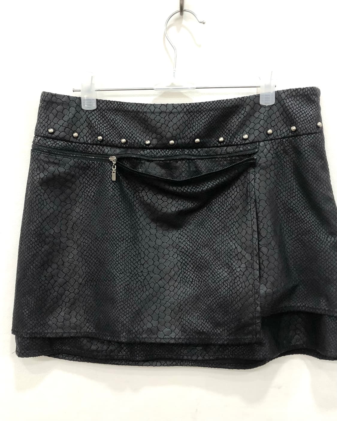 snakeskin texture studded zip mini skirt 상품이미지3