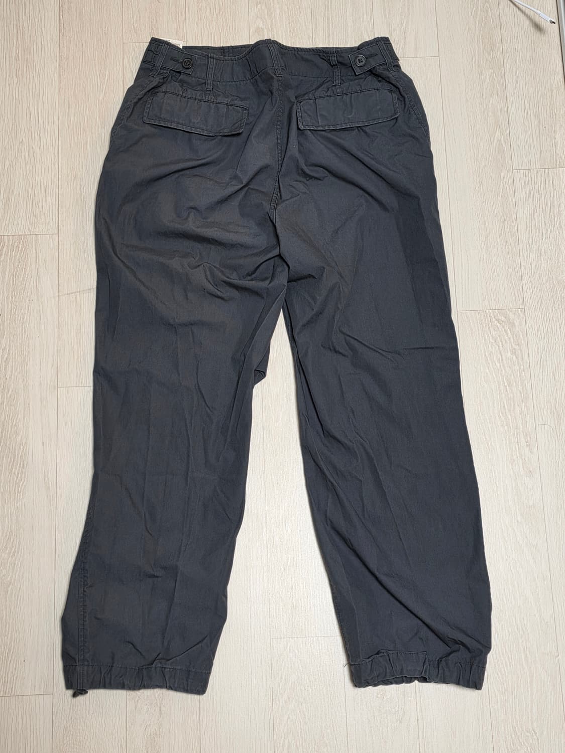 유니클로 U 와이드핏 파라슈트 카고팬츠 상품이미지4