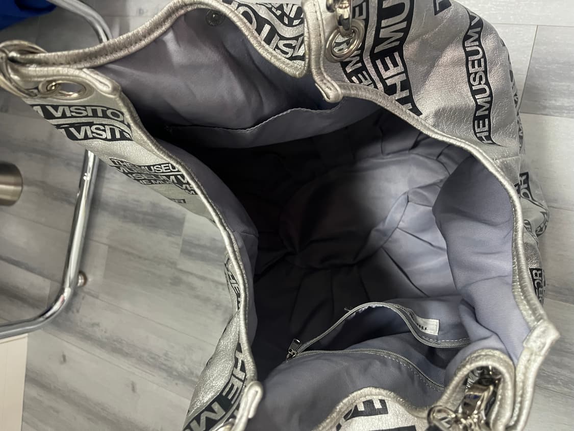 더뮤지엄비지터 로고프린트 가방 상품이미지3