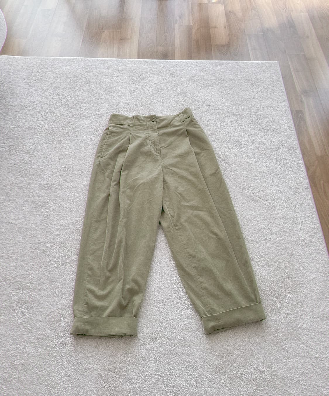 [COS] 코스 투턱 허리밴딩 코듀로이 치노 팬츠 착샷 상품이미지3