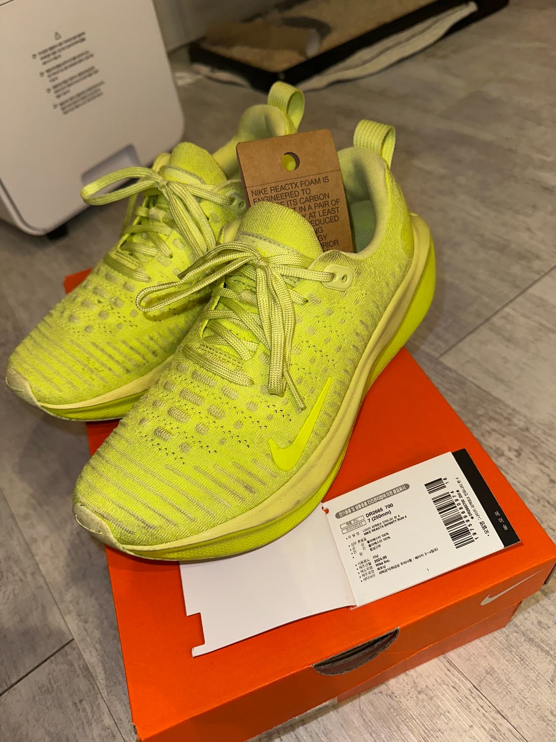 인피티니 런4 런닝화 DR2665-700 (250) 상품이미지1