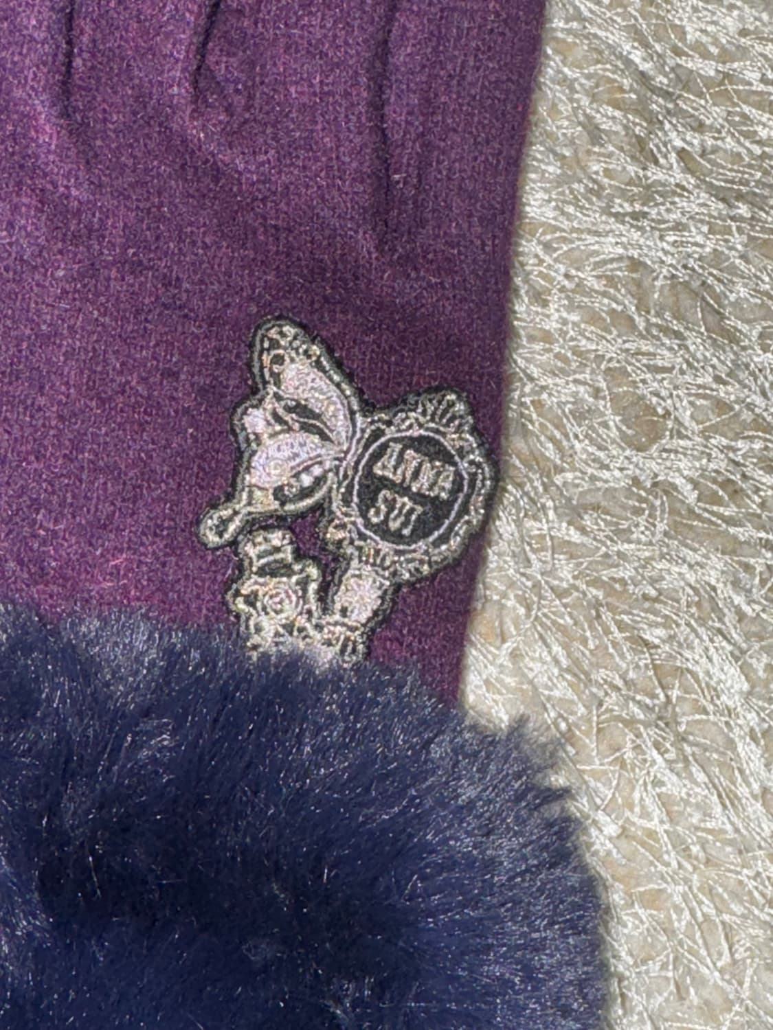 AnnaSui 안나수이 퍼플 블랙 퍼 나비 자수 고딕 장갑 상품이미지4