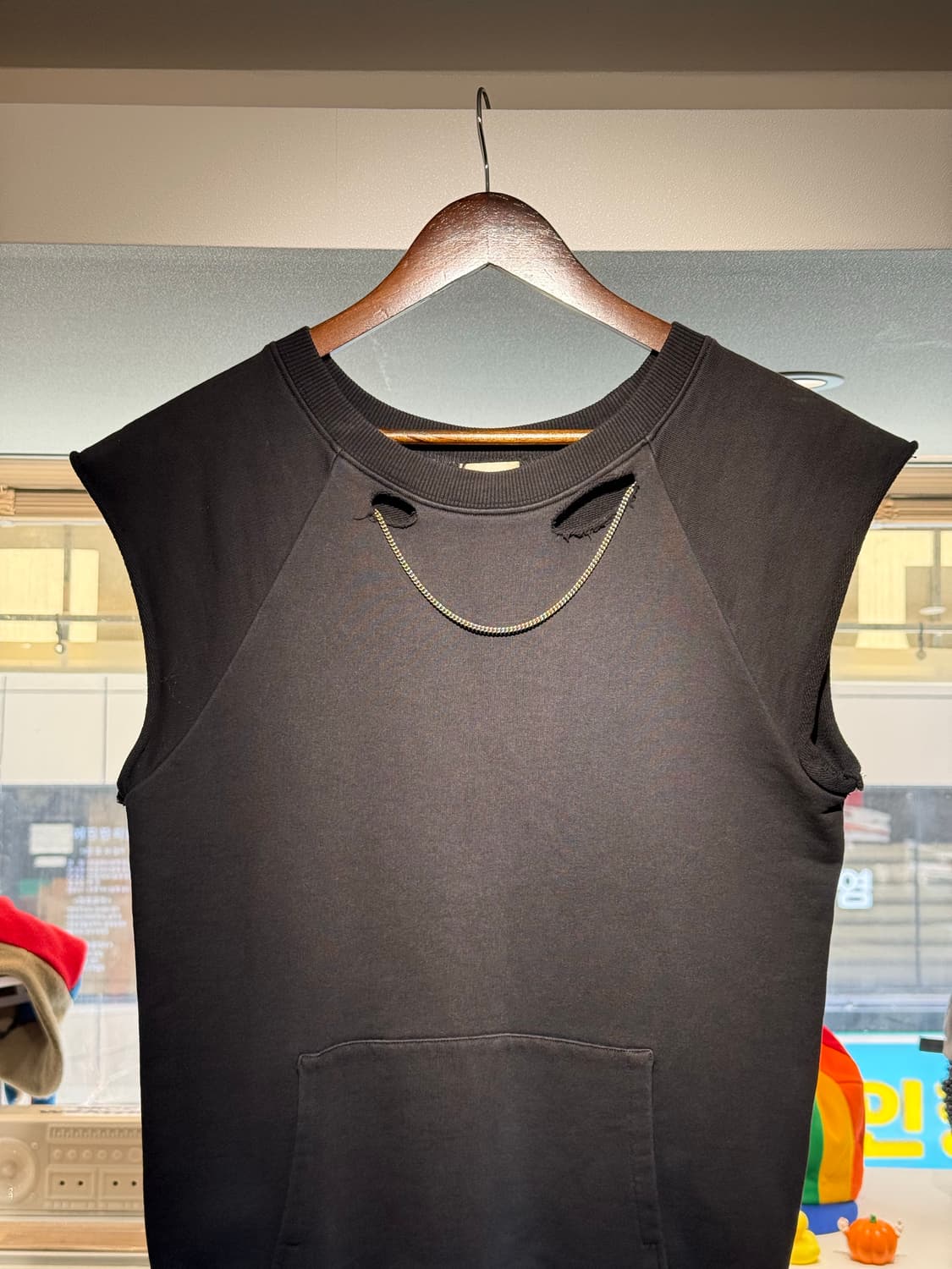 생로랑 다스트레스드 넥클리스 슬리브리스 스웻셔츠 상품이미지1