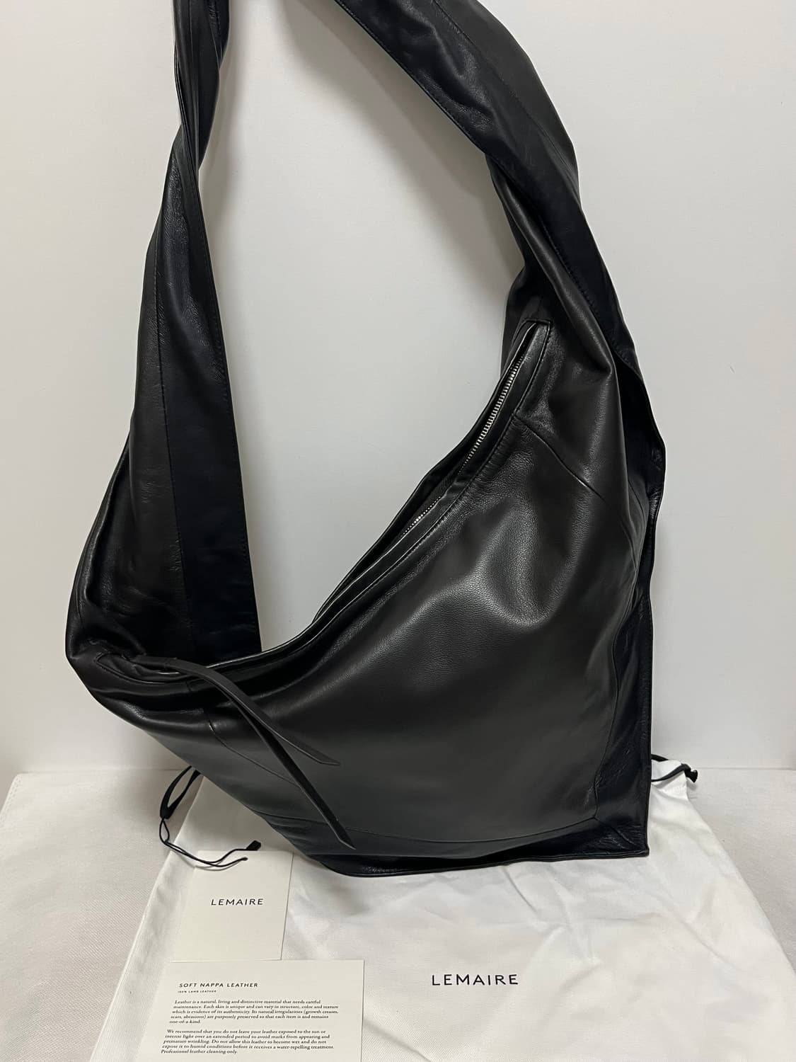 르메르 25fw 스카프백 스몰 (블랙/다크초콜렛) 상품이미지1