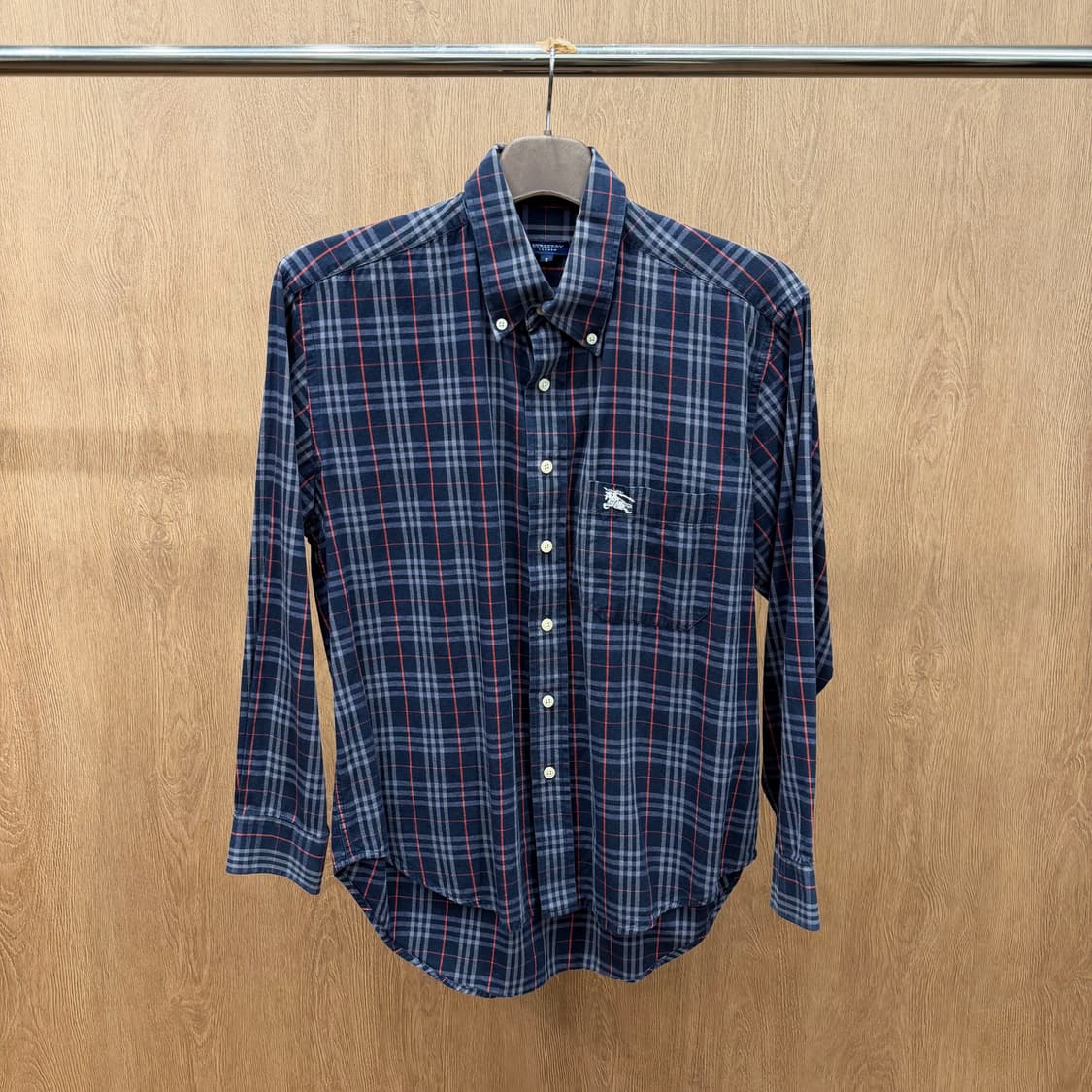 버버리 런던 코튼 긴팔 셔츠 클래식 체크 패턴 로고 자수 디테일 네이비 상품이미지2
