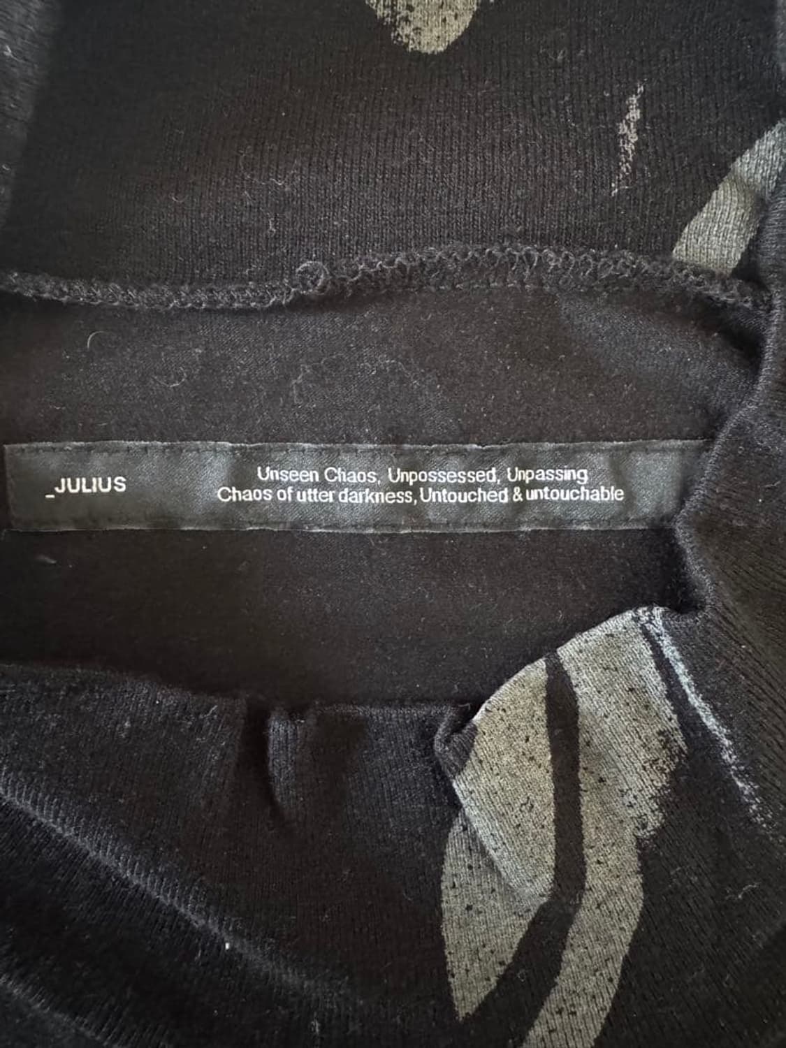 율리우스 홀 그래픽 하이넥 탑 상품이미지7