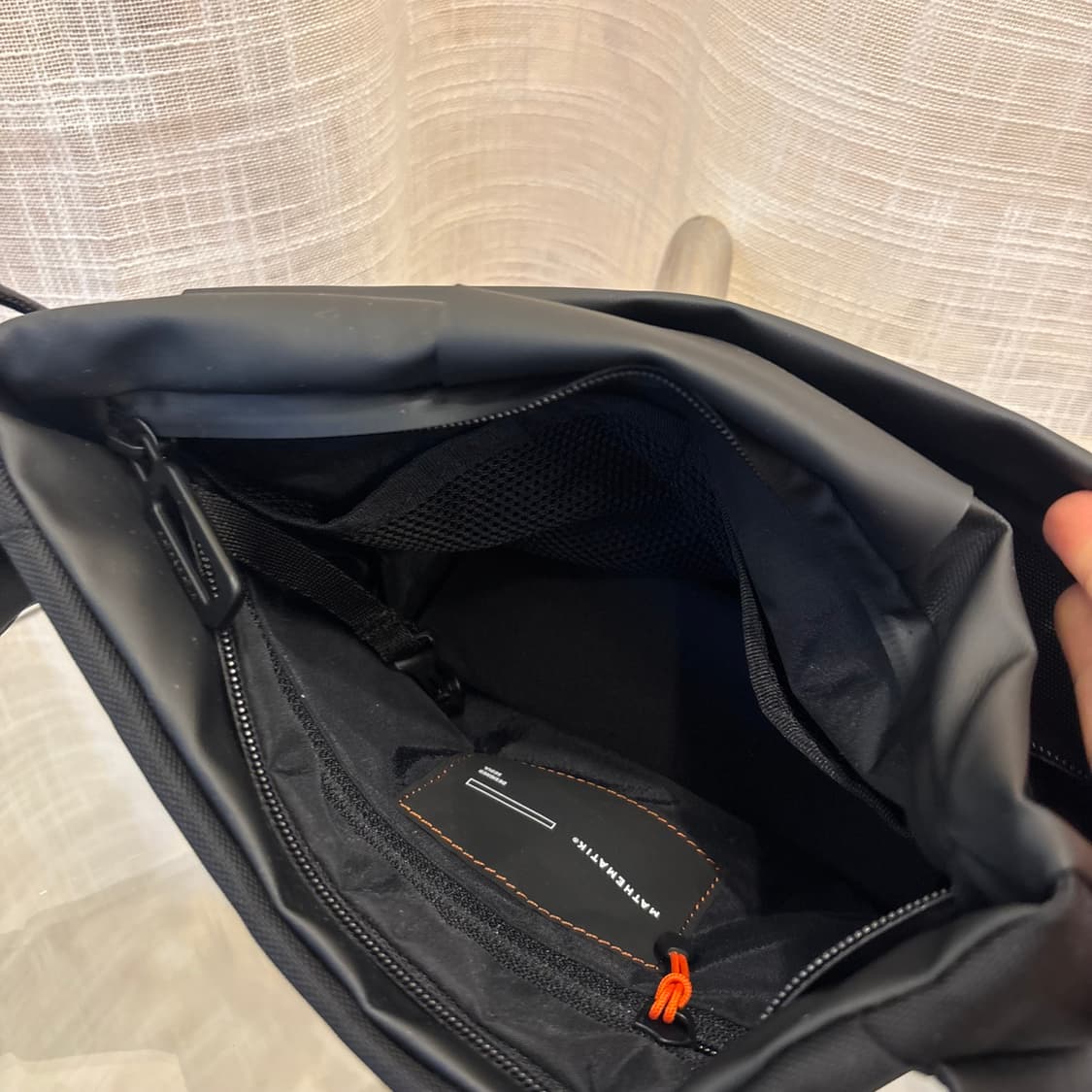 정품 마테마틱 슬링 크로스백     상품이미지9