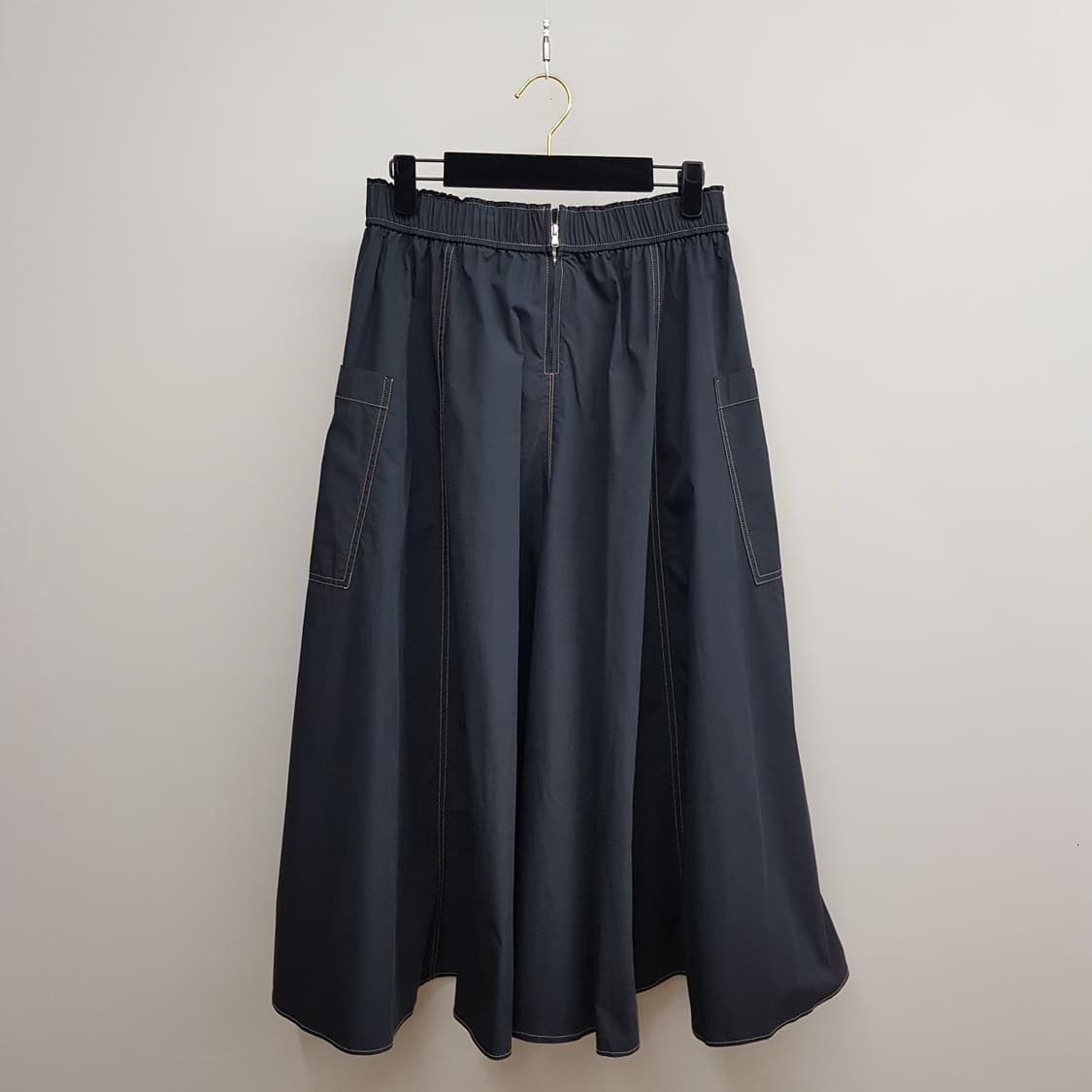 한섬 더캐시미어 2022 블랙 빅포켓 플레어 스커트 67-94사이즈 상품이미지4