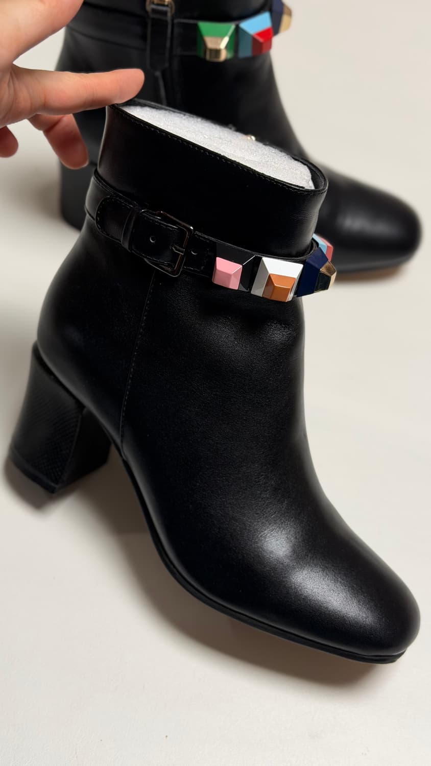 새상품) 펜디 레인보우 스터드 가죽 앵클 부츠 블랙 240mm 상품이미지4